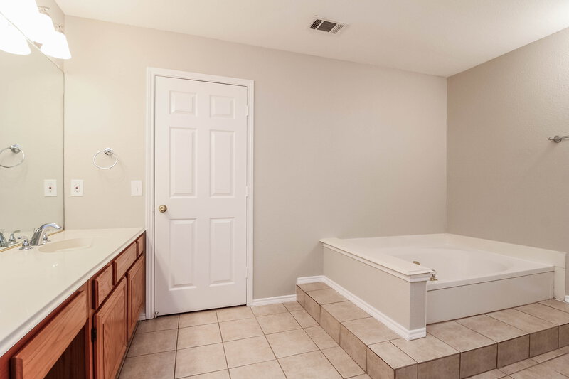 2,040/Mo, 1340 E Miller Dr Cedar Hill, TX 75104 Master Bathroom View 2