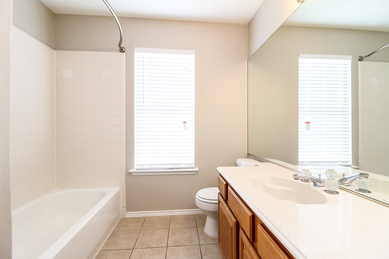 2,040/Mo, 1340 E Miller Dr Cedar Hill, TX 75104 Bathroom View