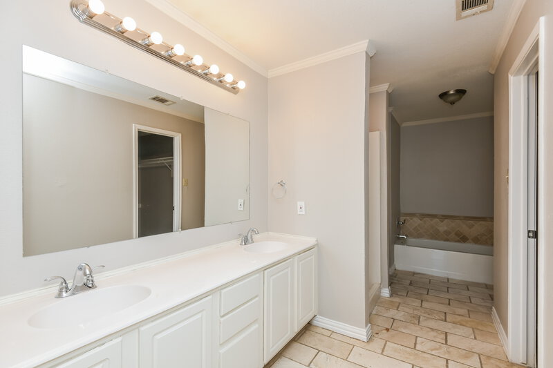 2,280/Mo, 2712 Poplar Spring Rd Fort Worth, TX 76123 Main Bathroom View
