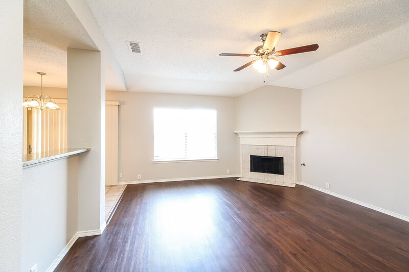 2,250/Mo, 7005 Edmundson Dr Arlington, TX 76002 Living Room View