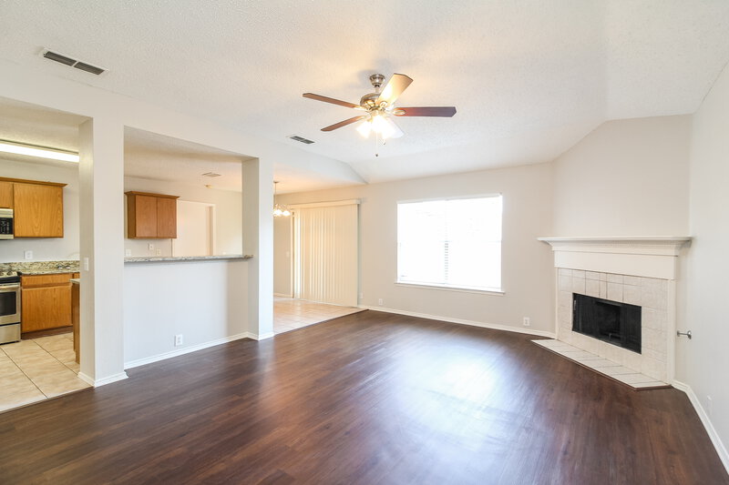 2,250/Mo, 7005 Edmundson Dr Arlington, TX 76002 Living Room View 2