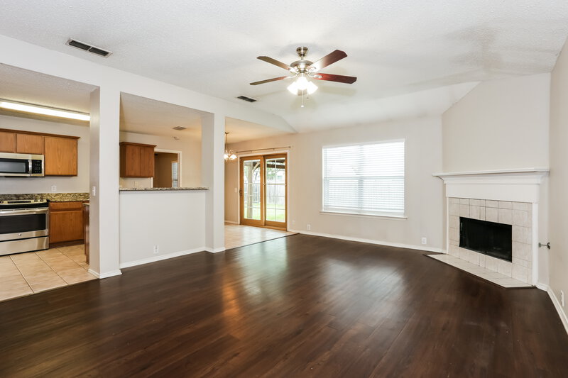 2,245/Mo, 7005 Edmundson Dr Arlington, TX 76002 Living Room View 2