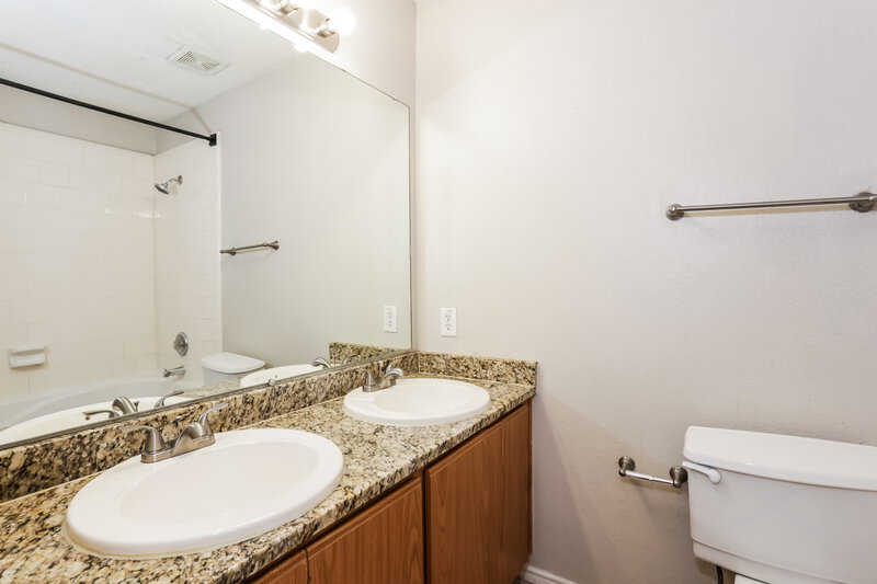 2,245/Mo, 7005 Edmundson Dr Arlington, TX 76002 Main Bathroom View