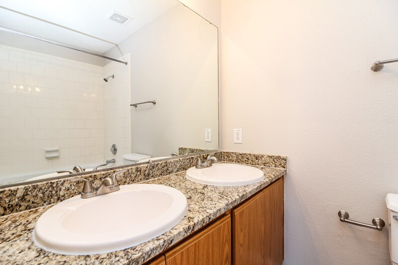 2,250/Mo, 7005 Edmundson Dr Arlington, TX 76002 Bathroom View