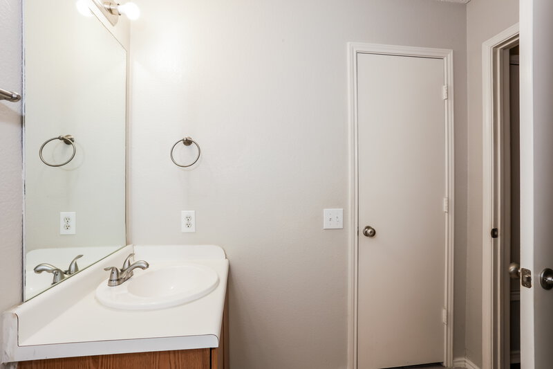 2,245/Mo, 7005 Edmundson Dr Arlington, TX 76002 Bathroom View