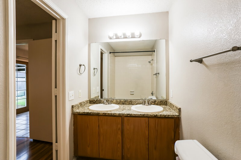 2,245/Mo, 7005 Edmundson Dr Arlington, TX 76002 Bathroom View 2