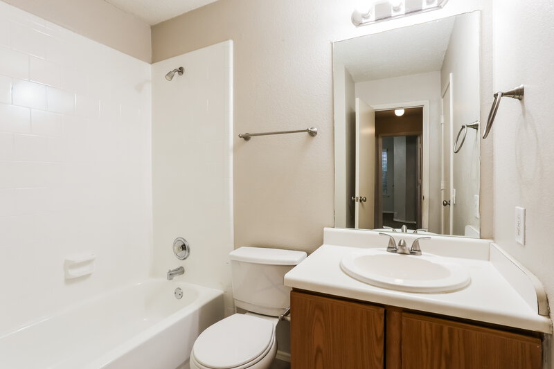 2,245/Mo, 7005 Edmundson Dr Arlington, TX 76002 Bathroom View 3