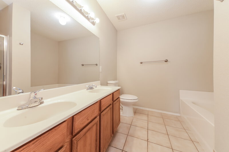2,030/Mo, 513 Denise St Saginaw, TX 76179 Main Bathroom View