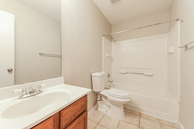 2,030/Mo, 513 Denise St Saginaw, TX 76179 Bathroom View