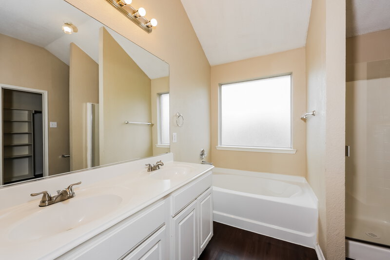 1,930/Mo, 2021 Wildwood Dr Forney, TX 75126 Main Bathroom View