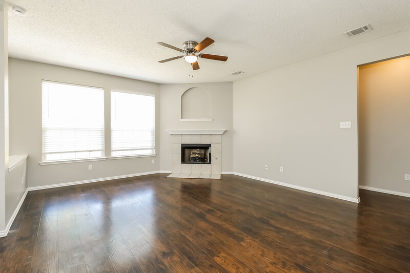 2,100/Mo, 4805 Barnhill Ln Fort Worth, TX 76135 Living Room View