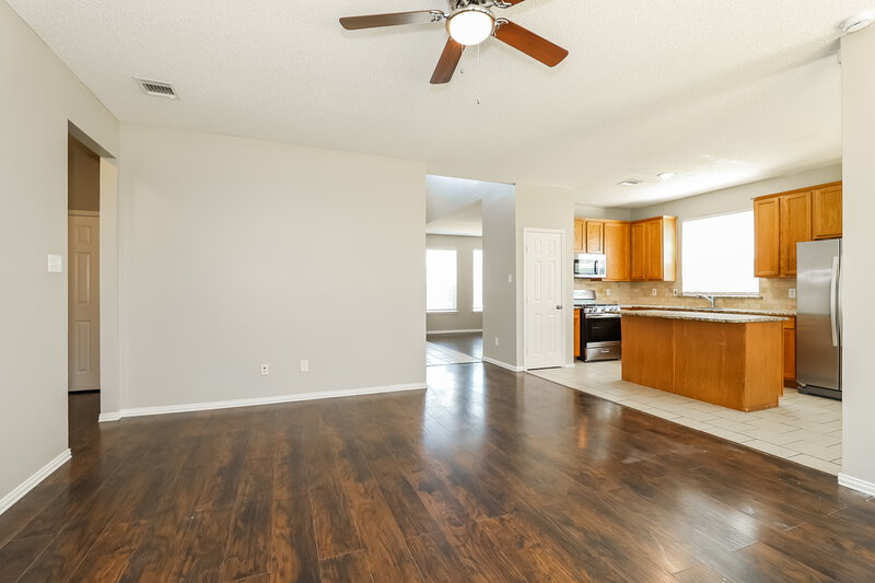 2,100/Mo, 4805 Barnhill Ln Fort Worth, TX 76135 Living Room View 2