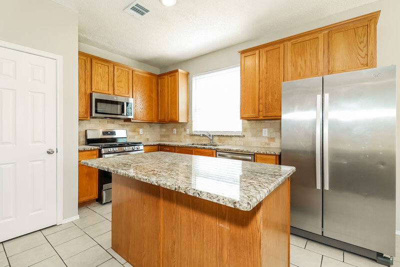 2,100/Mo, 4805 Barnhill Ln Fort Worth, TX 76135 Kitchen View