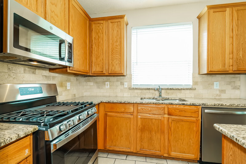 2,100/Mo, 4805 Barnhill Ln Fort Worth, TX 76135 Kitchen View 2