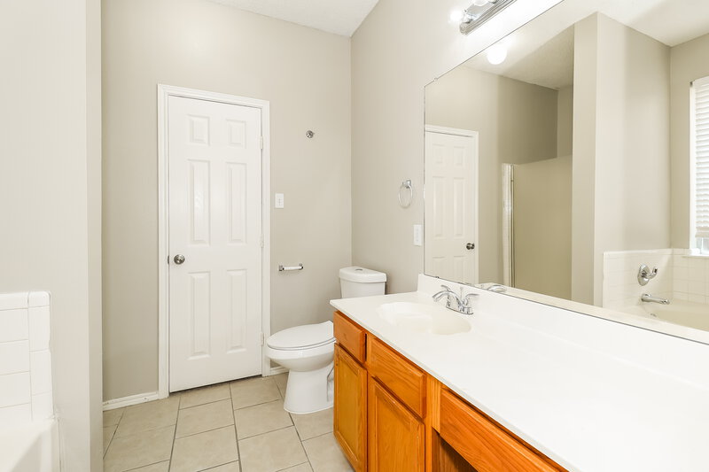 2,100/Mo, 4805 Barnhill Ln Fort Worth, TX 76135 Main Bathroom View