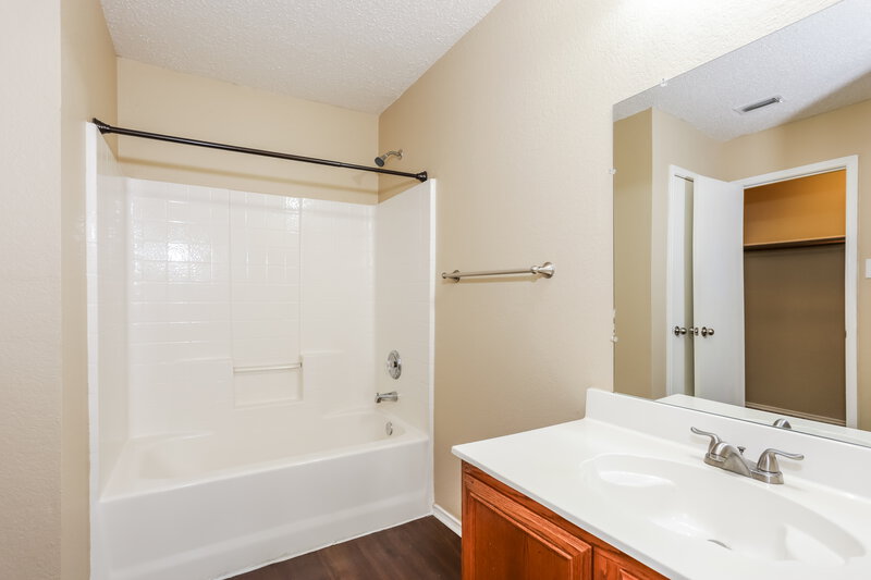 2,232/Mo, 660 Lowe Dr Cedar Hill, TX 75104 Main Bathroom View