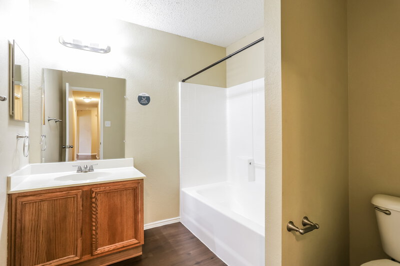 2,232/Mo, 660 Lowe Dr Cedar Hill, TX 75104 Main Bathroom View 2