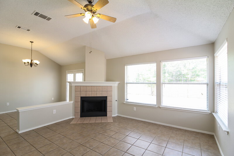 2,565/Mo, 6612 Wicklow St Arlington, TX 76002 Living Room View