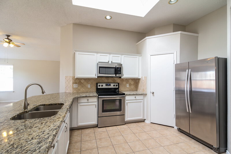 2,565/Mo, 6612 Wicklow St Arlington, TX 76002 Kitchen View