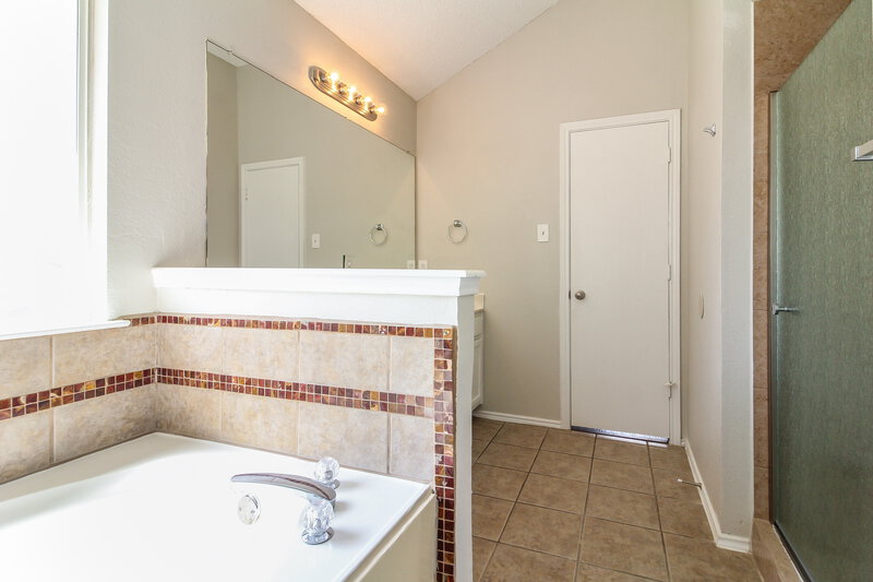 2,565/Mo, 6612 Wicklow St Arlington, TX 76002 Master Bathroom View