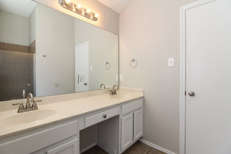 2,565/Mo, 6612 Wicklow St Arlington, TX 76002 Master Bathroom View 2