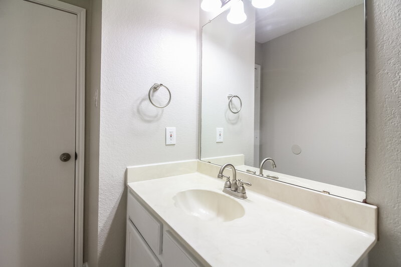 2,565/Mo, 6612 Wicklow St Arlington, TX 76002 Powder Room View
