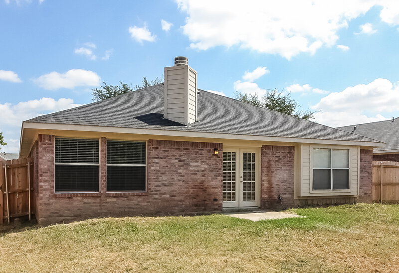 2,565/Mo, 6612 Wicklow St Arlington, TX 76002 Rear View