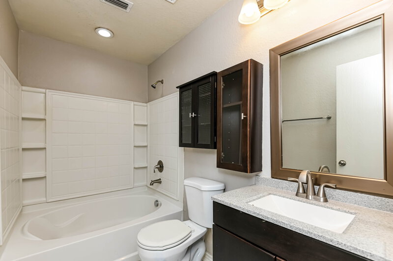 1,865/Mo, 5848 Parkview Hills Ln Fort Worth, TX 76179 Main Bathroom View