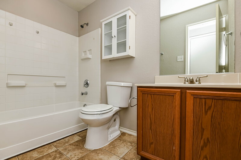 1,865/Mo, 5848 Parkview Hills Ln Fort Worth, TX 76179 Bathroom View