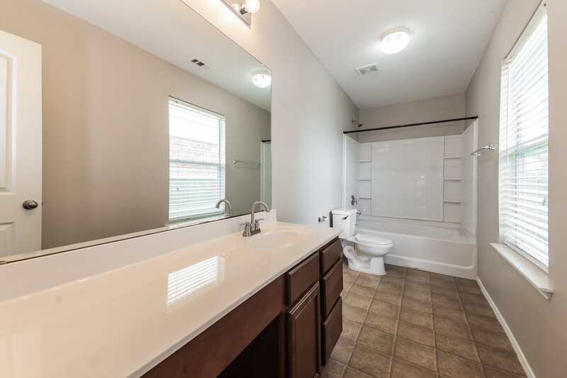 2,030/Mo, 2033 Pine Knot Dr Heartland, TX 75126 Main Bathroom View