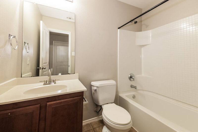 2,030/Mo, 2033 Pine Knot Dr Heartland, TX 75126 Bathroom View