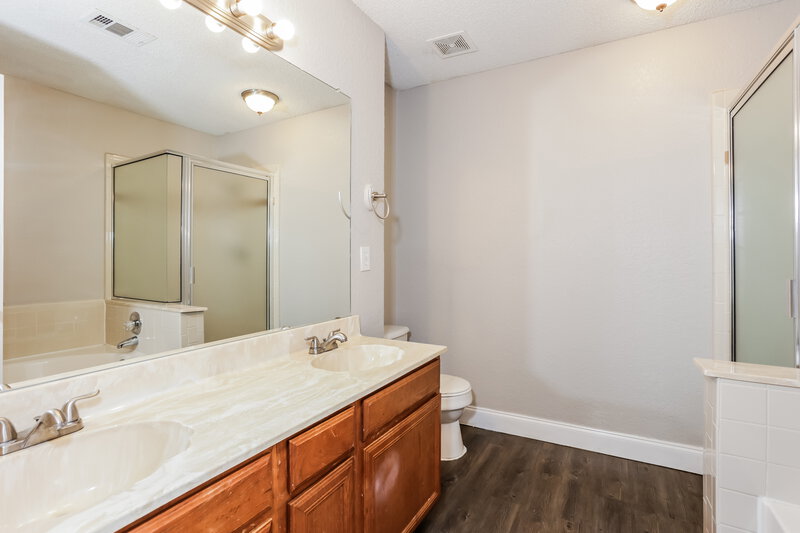 1,875/Mo, 1725 Whispering Cove Trl Fort Worth, TX 76134 Main Bathroom View