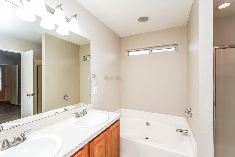 1,910/Mo, 5528 Spring Ridge Dr Watauga, TX 76137 Main Bathroom View