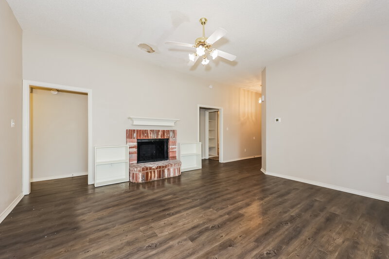 2,330/Mo, 10205 Pleasant Mound Dr Fort Worth, TX 76108 Living Room View 2