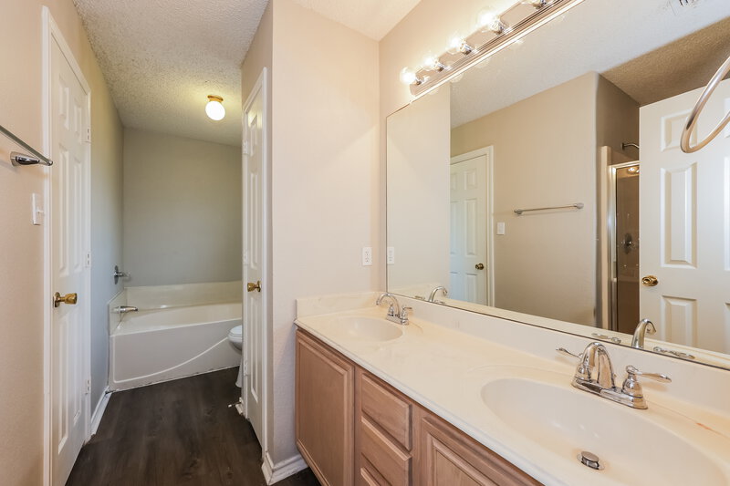 2,330/Mo, 10205 Pleasant Mound Dr Fort Worth, TX 76108 Main Bathroom View