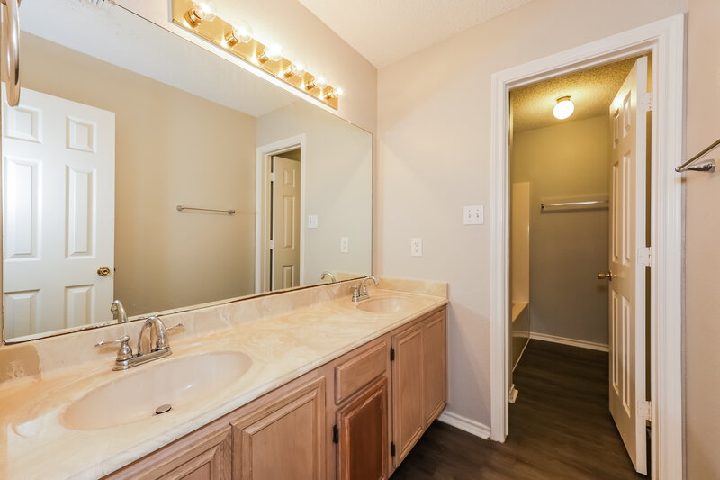 2,330/Mo, 10205 Pleasant Mound Dr Fort Worth, TX 76108 Bathroom View