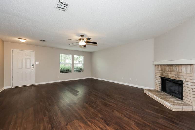 2,260/Mo, 8412 Seven Oaks Ln Denton, TX 76210 Living Room View