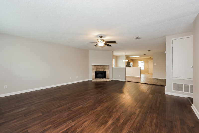 2,260/Mo, 8412 Seven Oaks Ln Denton, TX 76210 Living Room View 2
