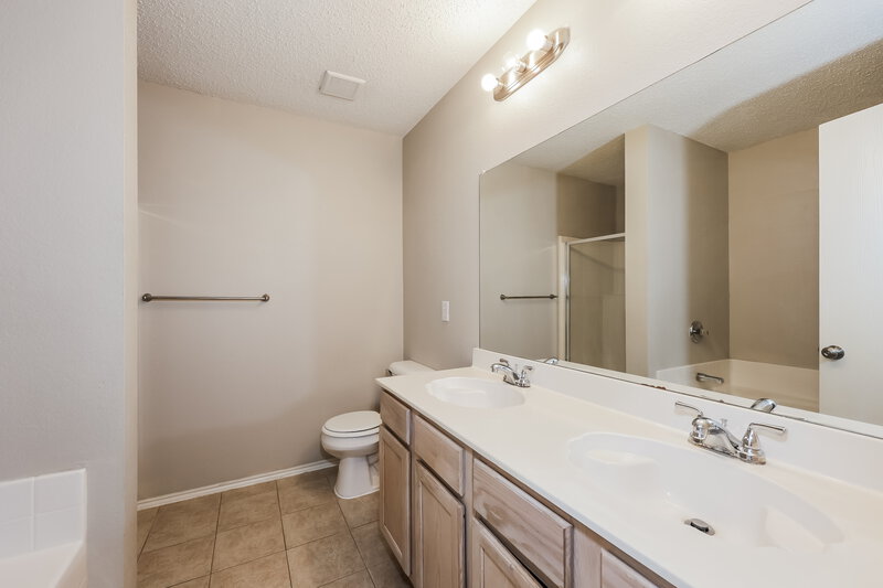 2,260/Mo, 8412 Seven Oaks Ln Denton, TX 76210 Main Bathroom View
