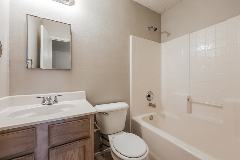 2,260/Mo, 8412 Seven Oaks Ln Denton, TX 76210 Bathroom View