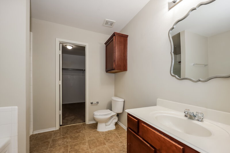 2,375/Mo, 1772 Sierra Trl Lancaster, TX 75146 Main Bathroom View
