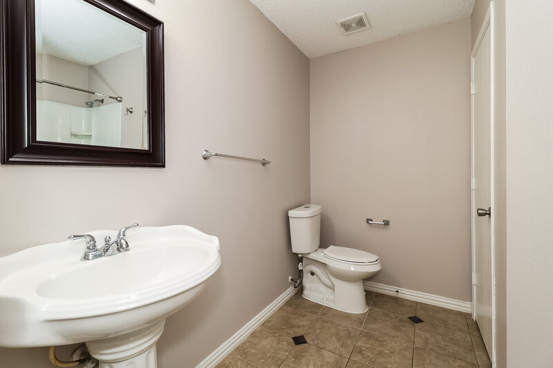 2,180/Mo, 5224 Bedfordshire Dr Fort Worth, TX 76135 Main Bathroom View