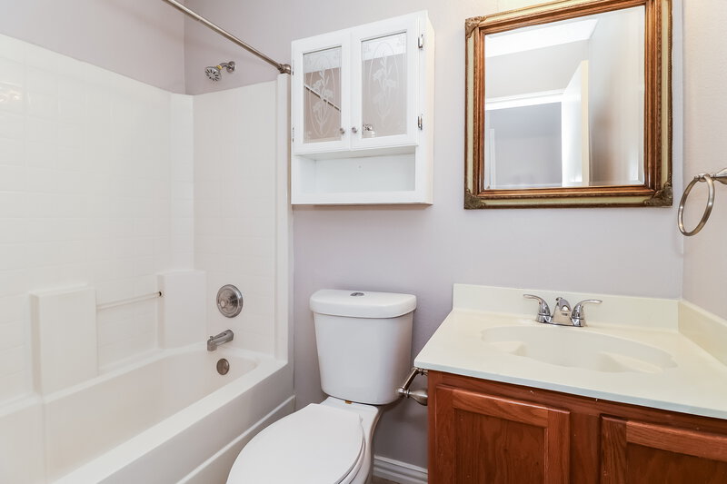 2,180/Mo, 5224 Bedfordshire Dr Fort Worth, TX 76135 Bathroom View