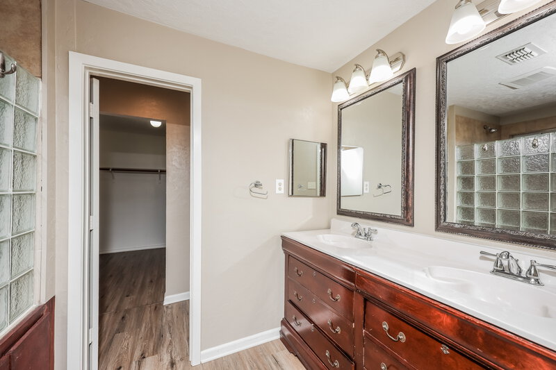 2,240/Mo, 1720 Carolina Ridge Way Justin, TX 76247 Main Bathroom View