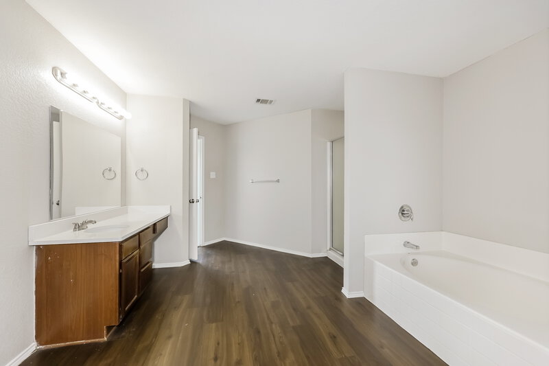 2,090/Mo, 8321 Cutter Hill Ave Fort Worth, TX 76134 Main Bathroom View