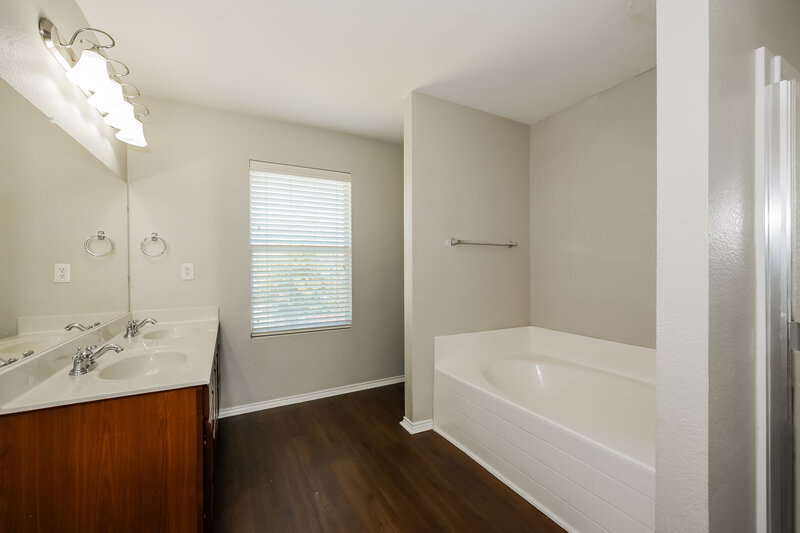 1,950/Mo, 312 Fawn Hill Dr Fort Worth, TX 76134 Main Bathroom View