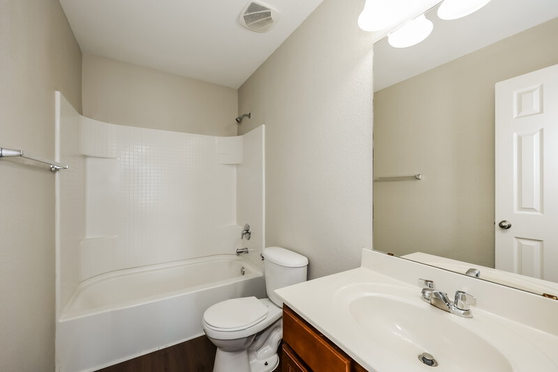 1,950/Mo, 312 Fawn Hill Dr Fort Worth, TX 76134 Bathroom View