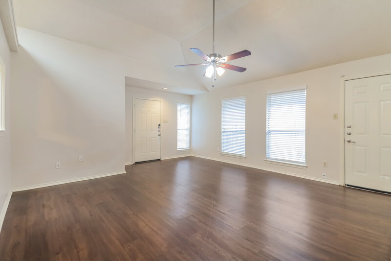 1,915/Mo, 9723 Pinehurst Ln Dallas, TX 75227 Living Room View 4