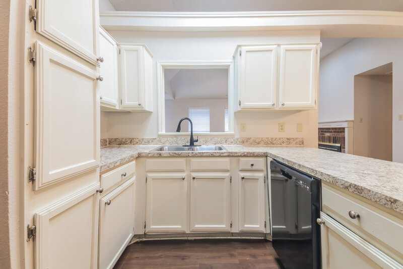 1,915/Mo, 9723 Pinehurst Ln Dallas, TX 75227 Kitchen View 2