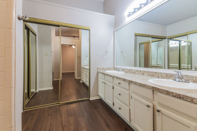 1,915/Mo, 9723 Pinehurst Ln Dallas, TX 75227 Main Bathroom View